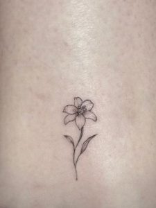 flower tattoo, minimilist tattoo