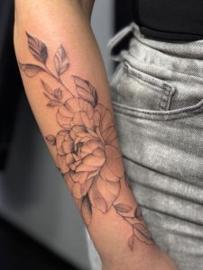 Fine line Flower Tattoo By Legendary Tattoos in Las Vegas Nevada.